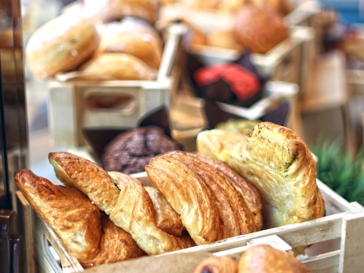 Café con croissant recién hecho
