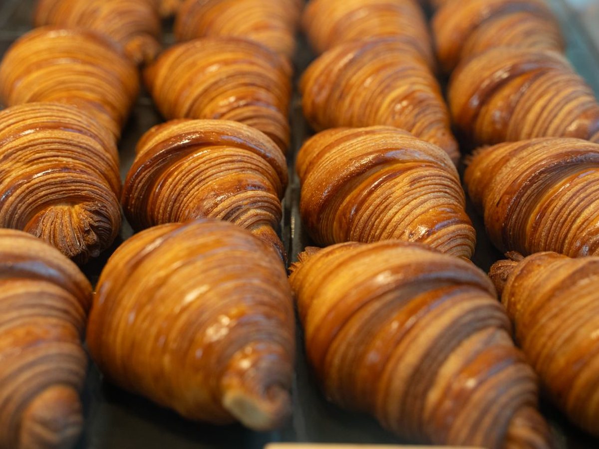 Croissant de mantequilla recién horneado