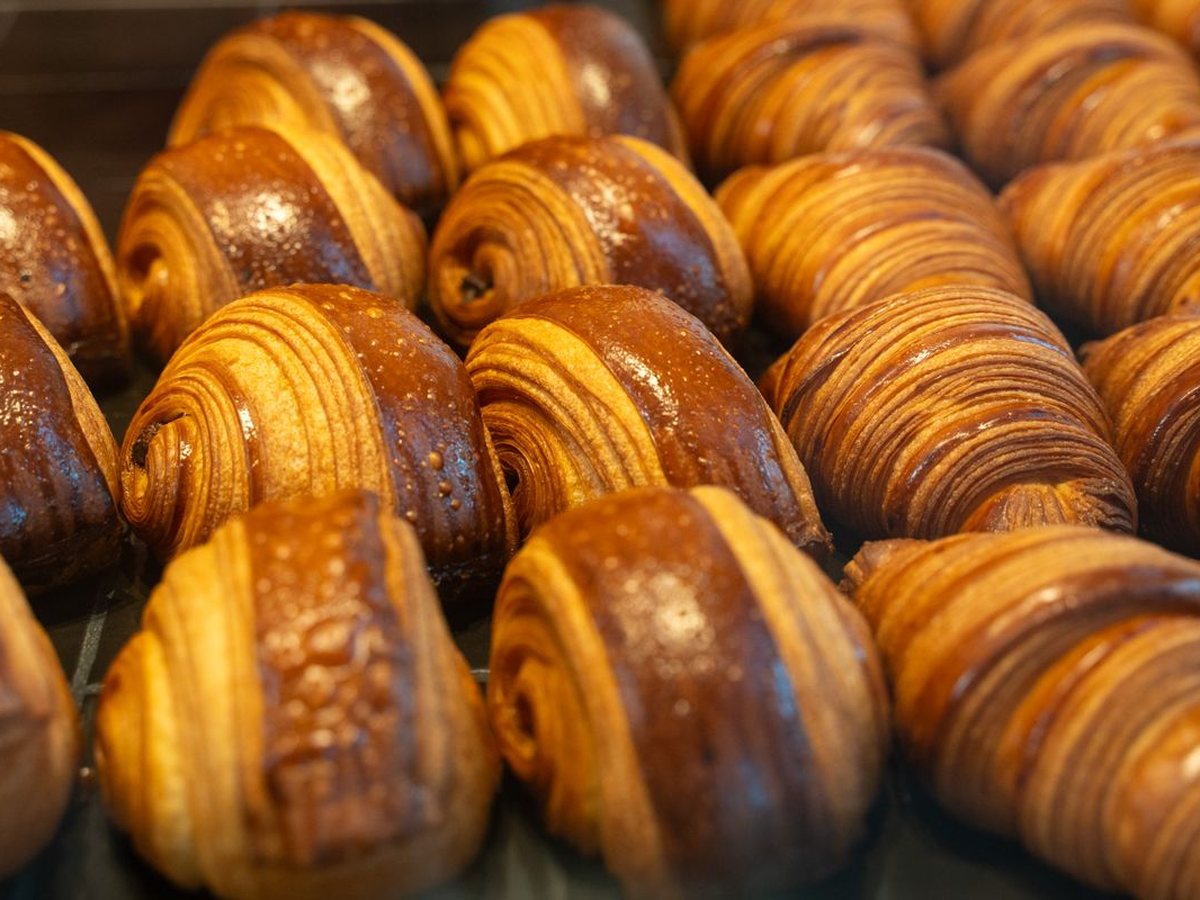 Cruffin espolvoreado con azúcar
